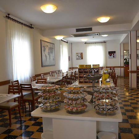 Albergo Larenzia Cattolica Exterior foto