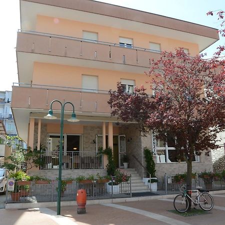 Albergo Larenzia Cattolica Exterior foto