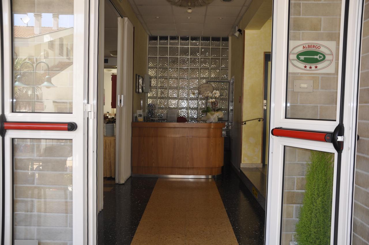 Albergo Larenzia Cattolica Exterior foto