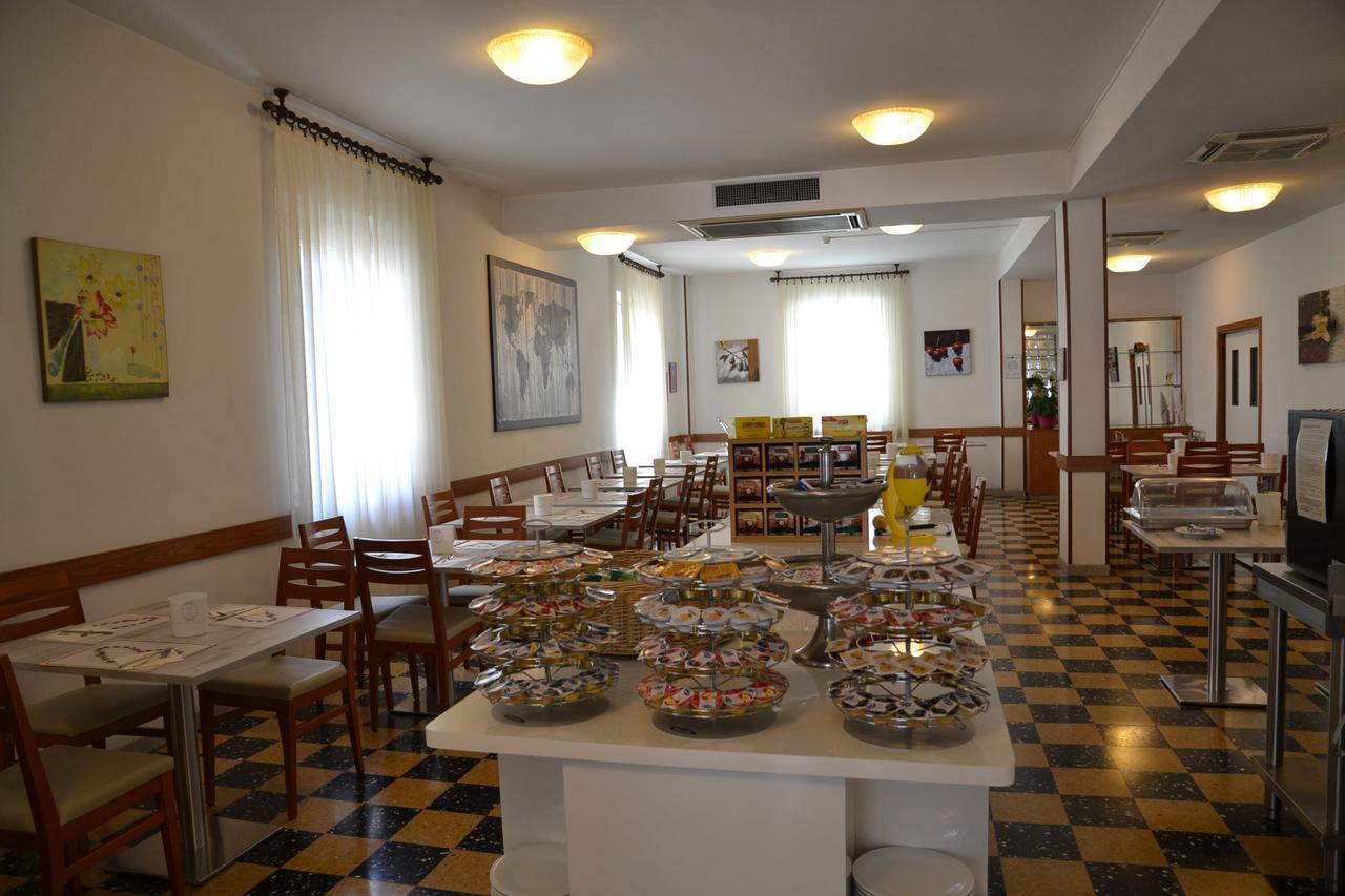 Albergo Larenzia Cattolica Exterior foto