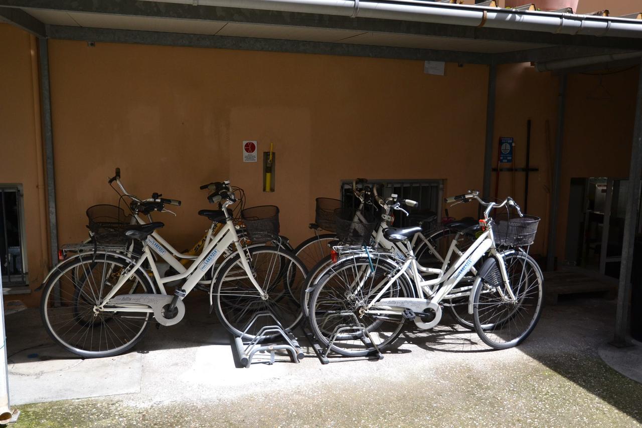 Albergo Larenzia Cattolica Exterior foto