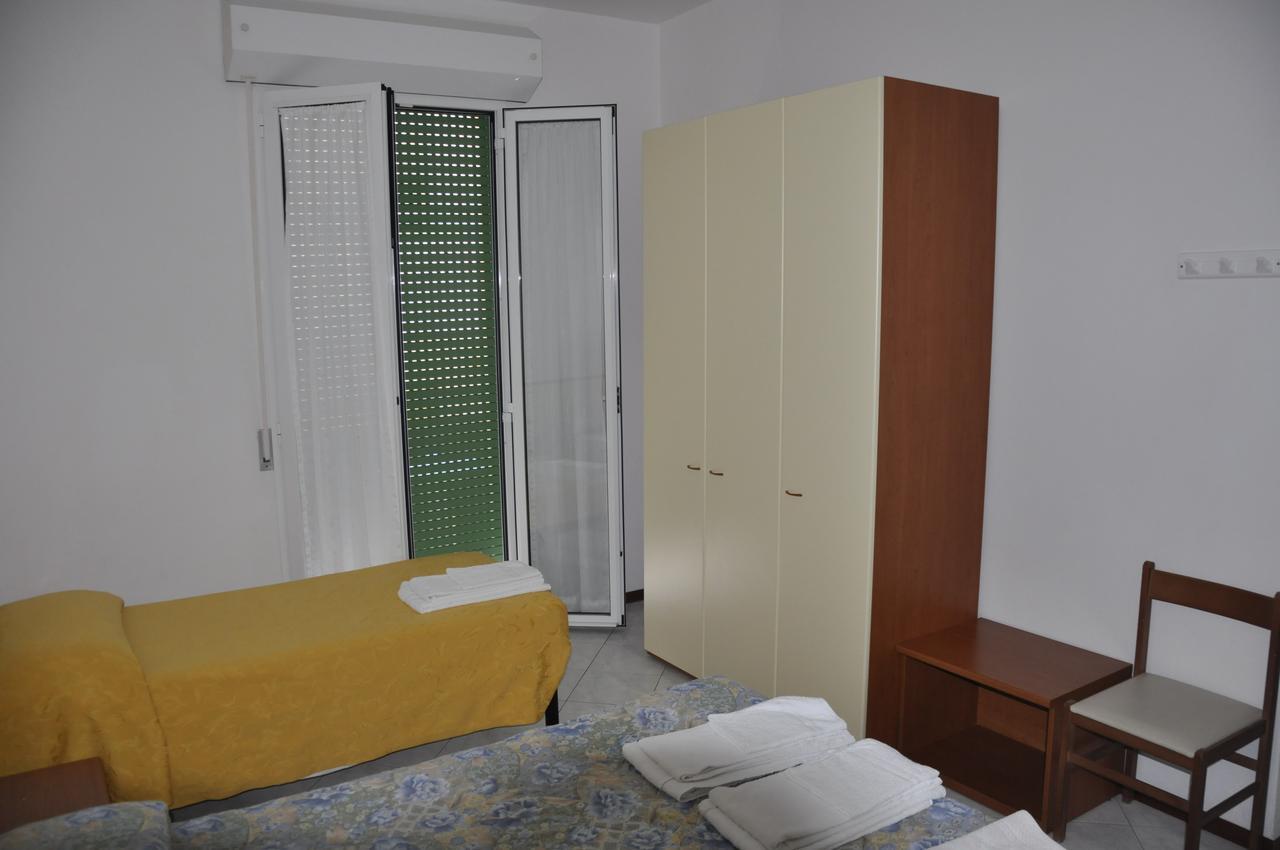 Albergo Larenzia Cattolica Exterior foto