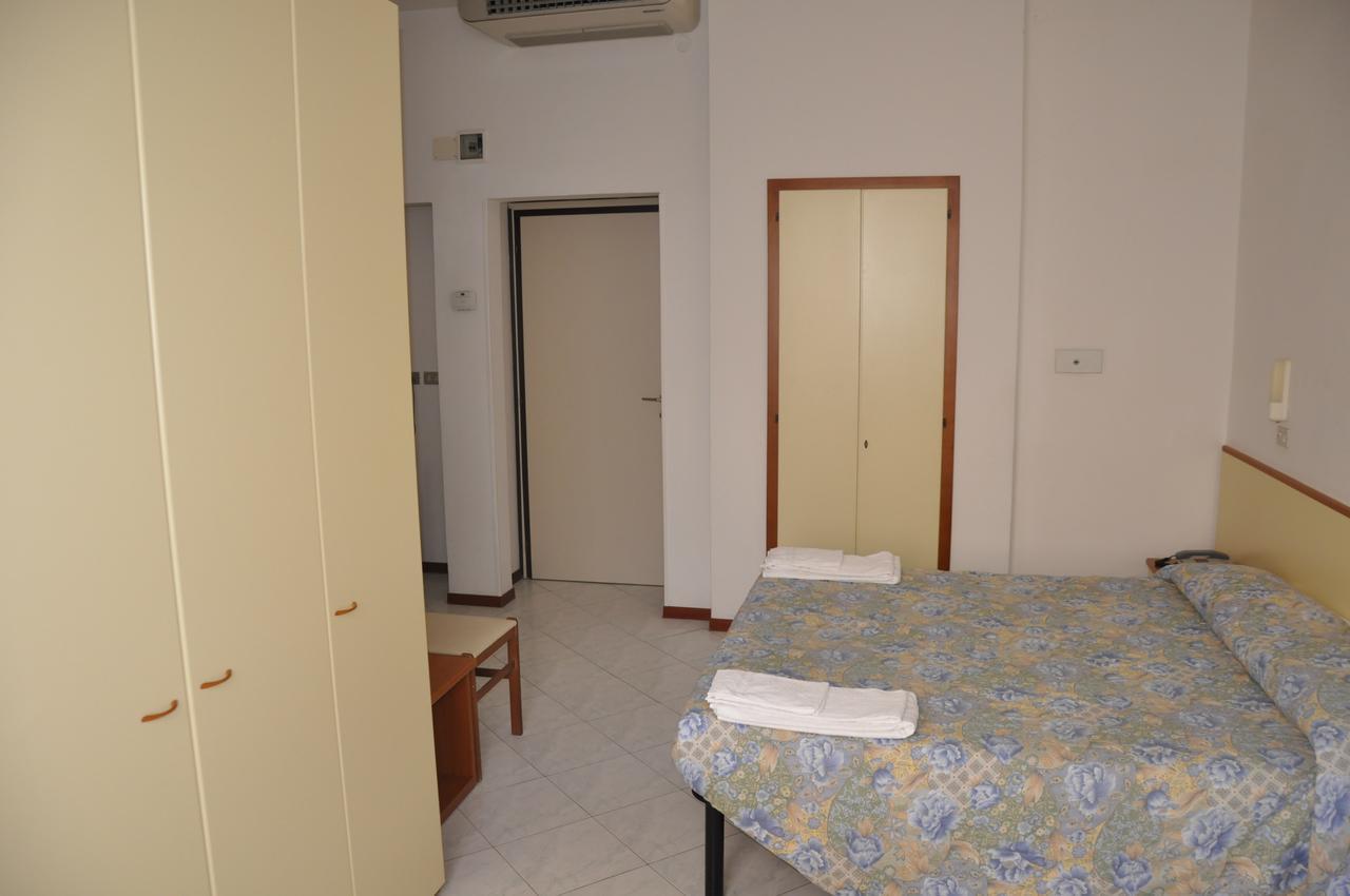 Albergo Larenzia Cattolica Exterior foto